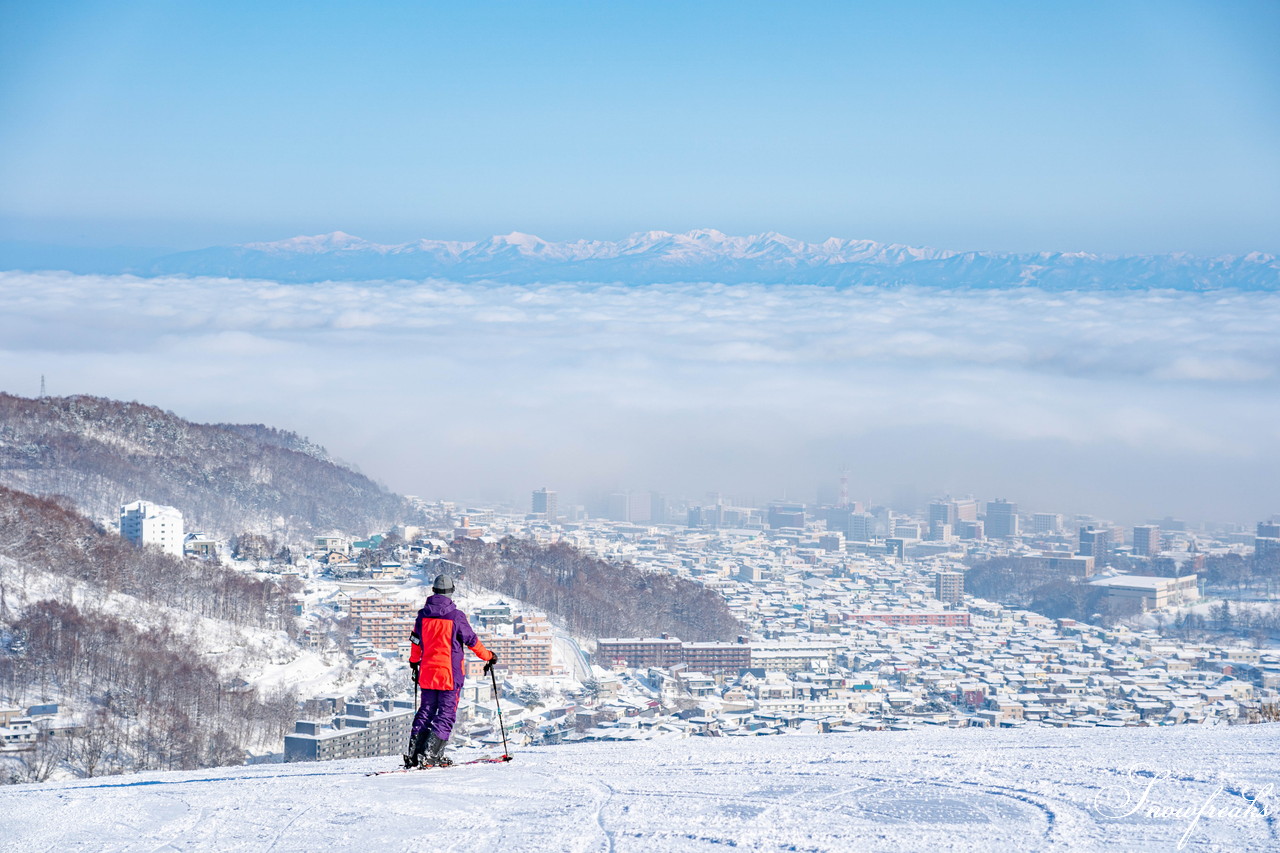 小樽天狗山スキー場　大雲海発生！息を吞む絶景とドライパウダー。北海道の雪山の魅力が詰まったローカルゲレンデを滑る！